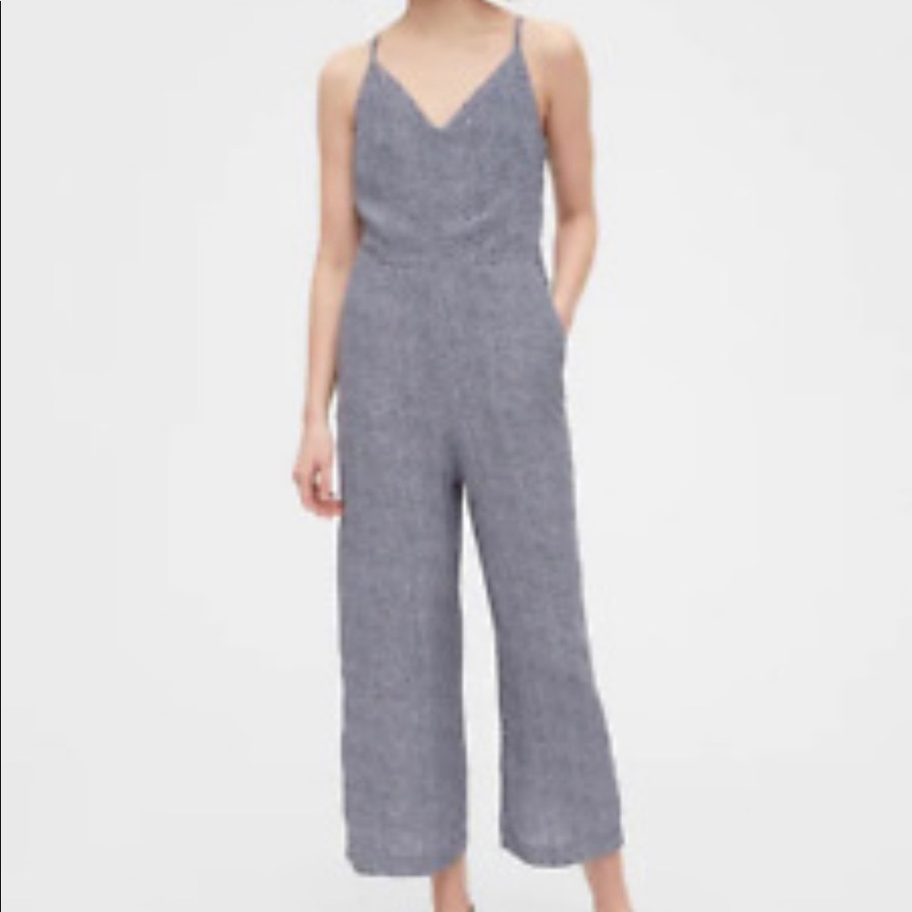 Woman’s Gap romper with adjustable tie back, pockets and side zipper. NWOT